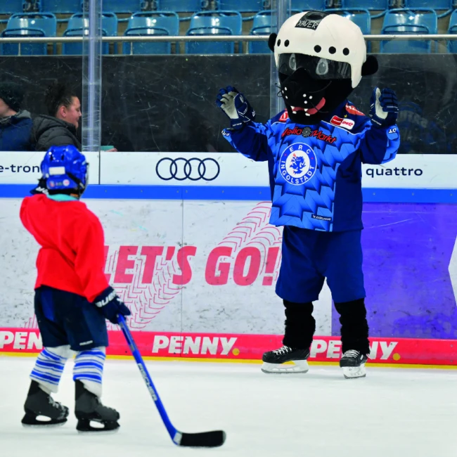 Ein Kind im roten Hockey-Out